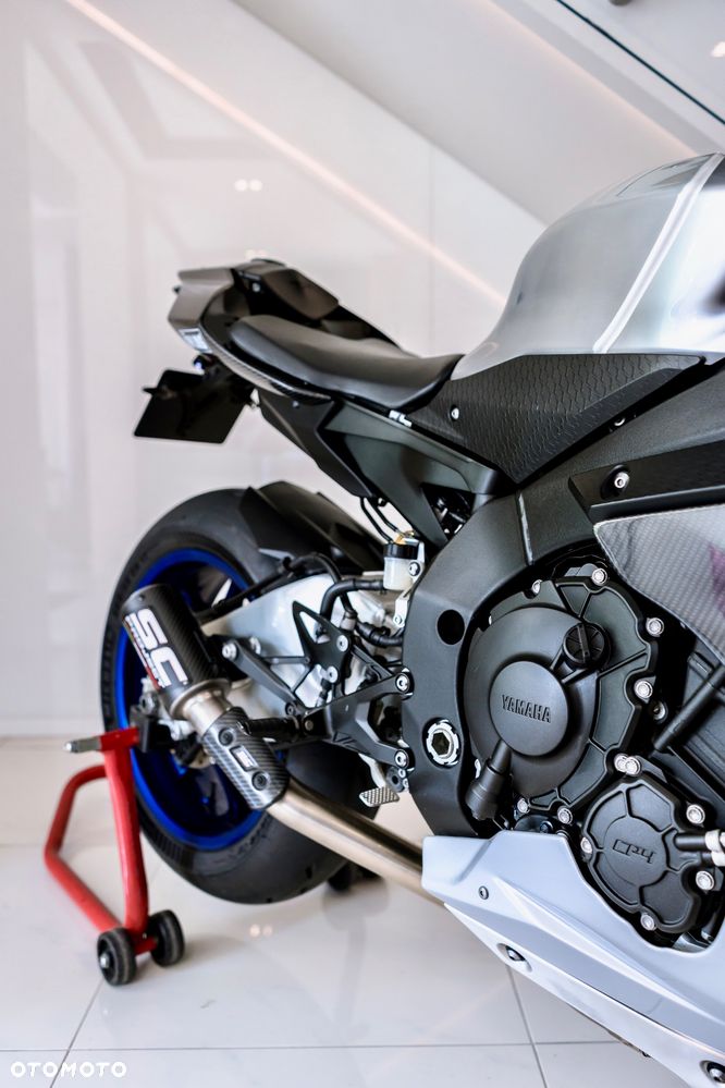 Yamaha R1 - 9