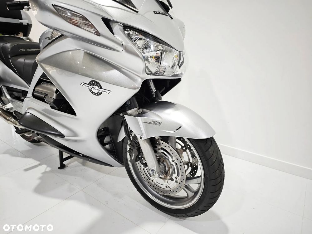 Honda ST - 9