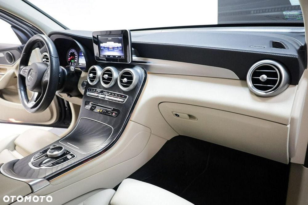 Mercedes-Benz GLC 250 4Matic 9G-TRONIC AMG Line - 23