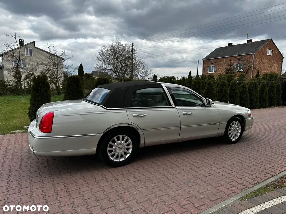 Lincoln Town Car - 11