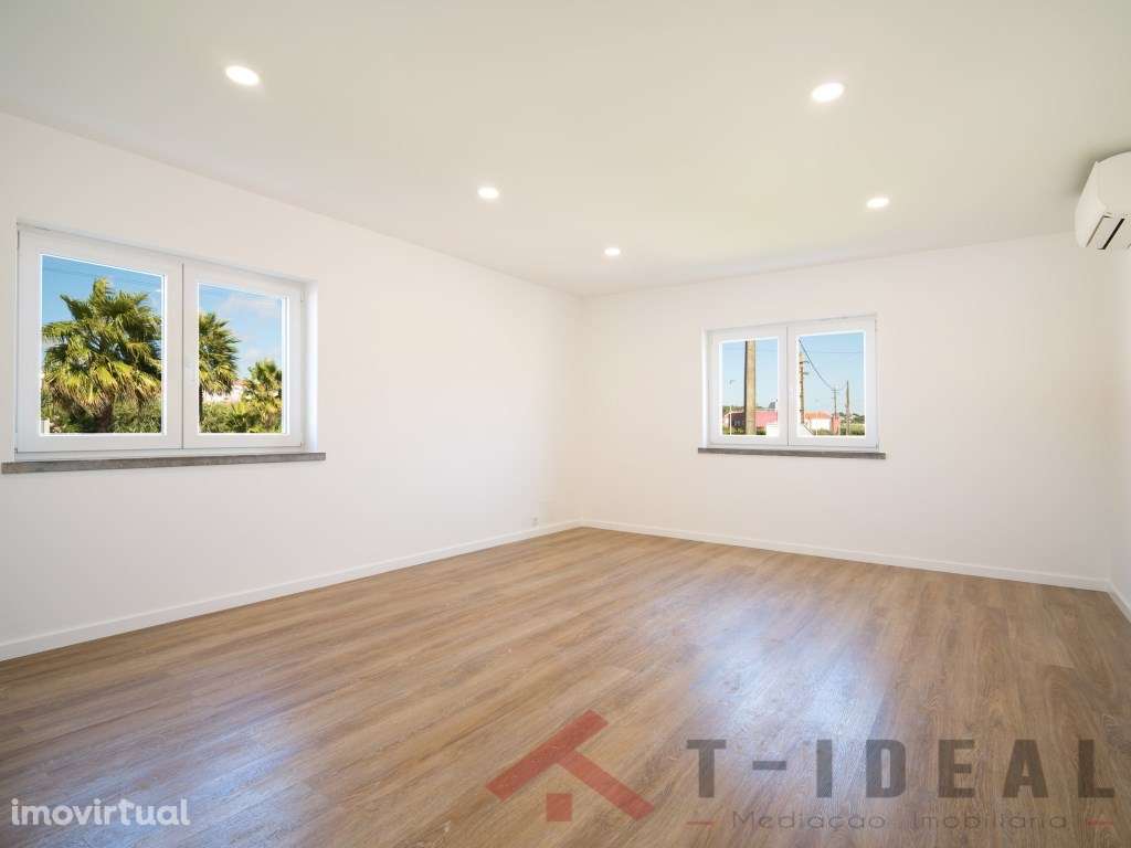 Apartamento T2 Renovado com 225 m2 de Logradouro Privativo - Grande imagem: 3/38