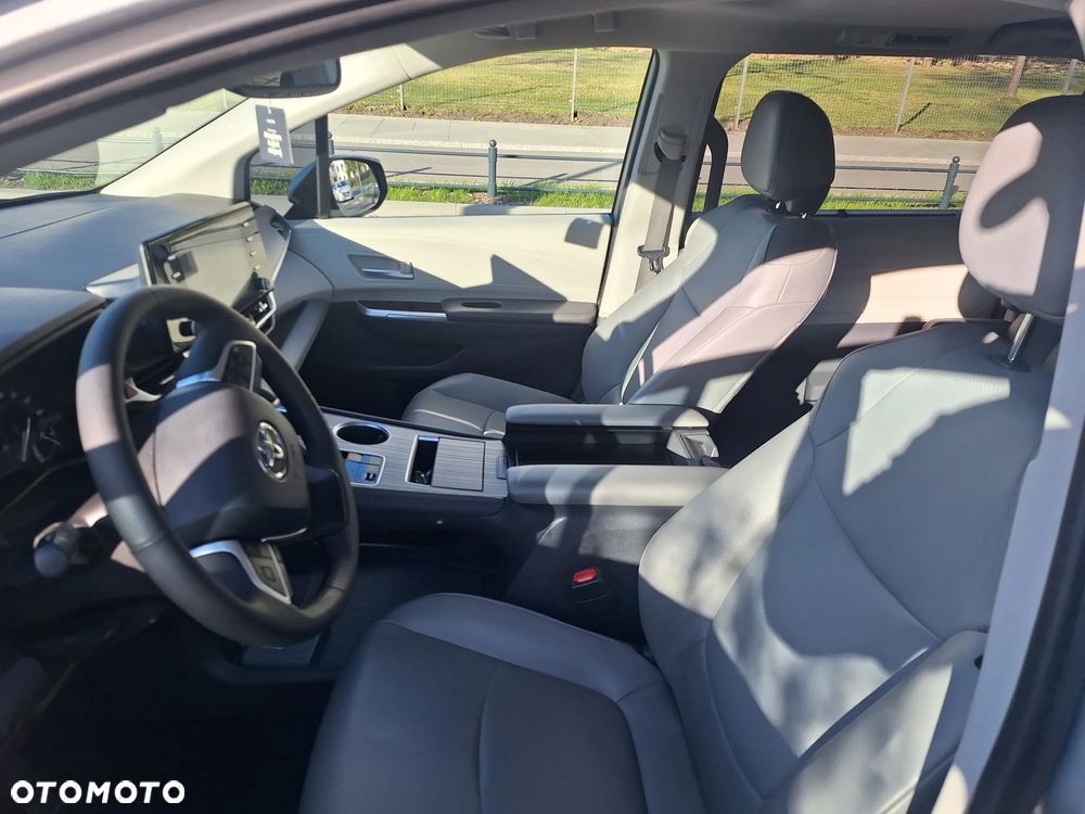 Toyota Sienna - 7