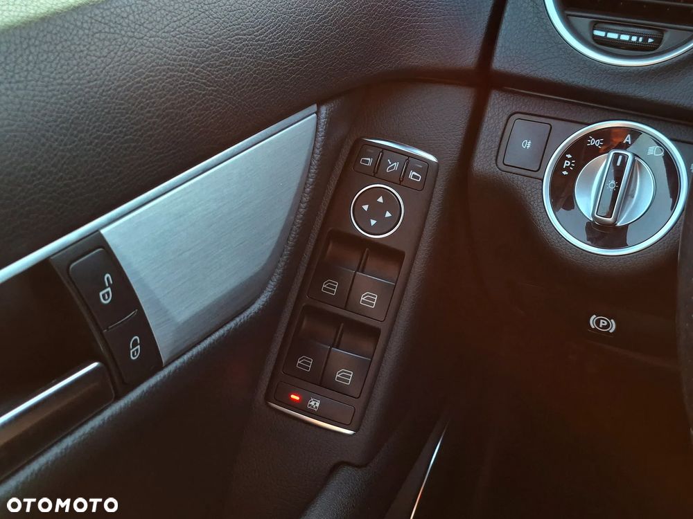 Mercedes-Benz Klasa C 200 CGI BlueEff Avantgarde - 34