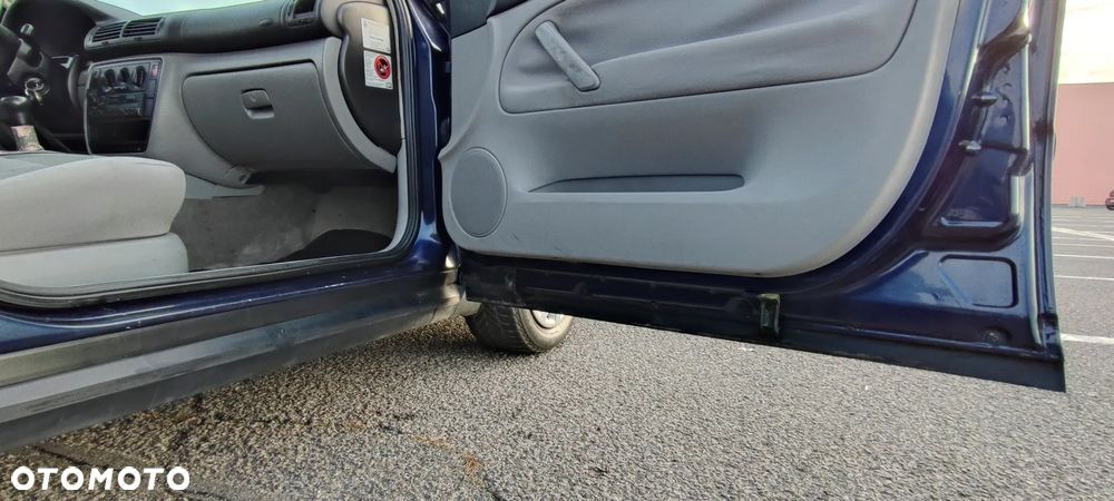 Volkswagen Passat 1.6 CL - 21