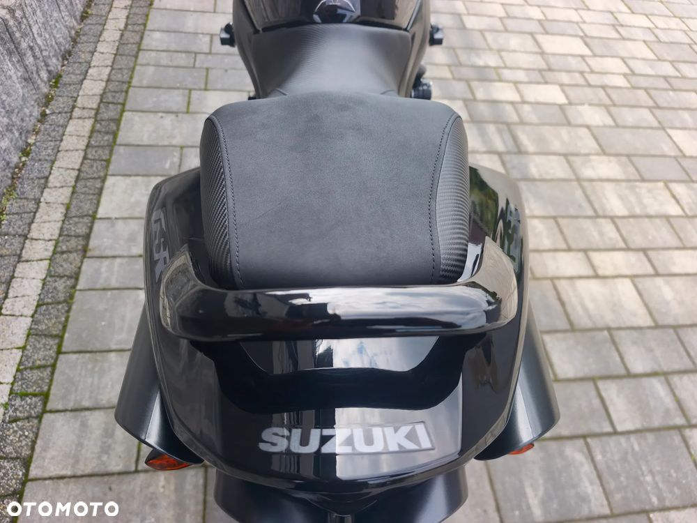 Suzuki GSR - 11