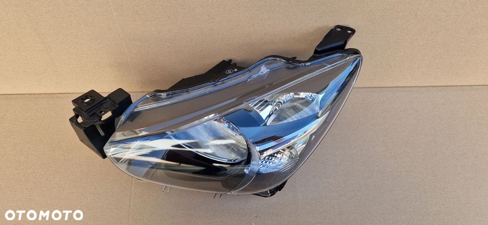 MAZDA 2 DJ 2014 - REFLEKTOR LAMPA PRZÓD LEWA EUROPA ORYGINAŁ OE - 5