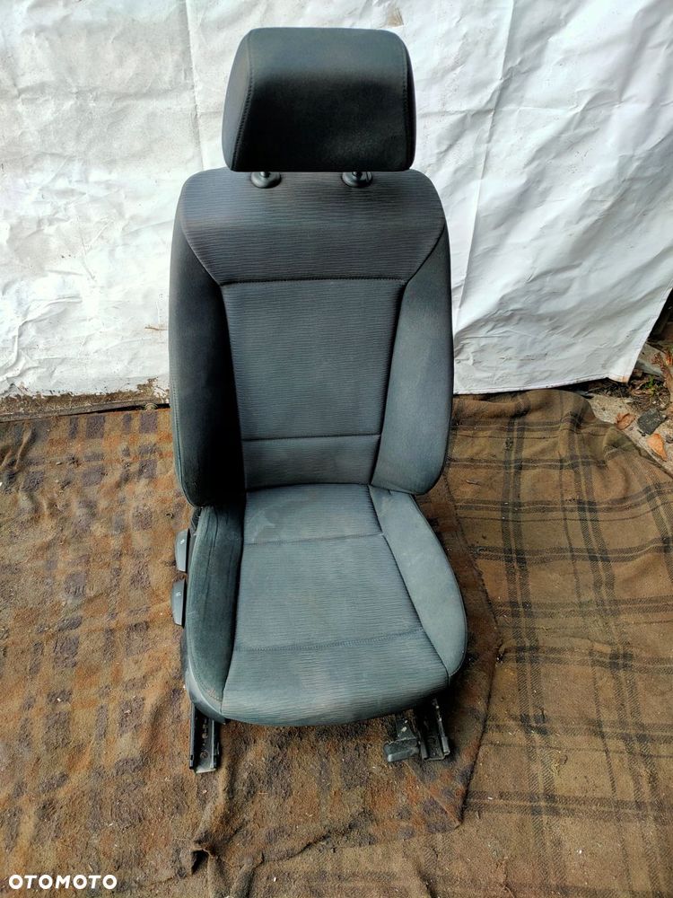 fotel siedzenie prawy przód e87 lift 5drzwi - 1