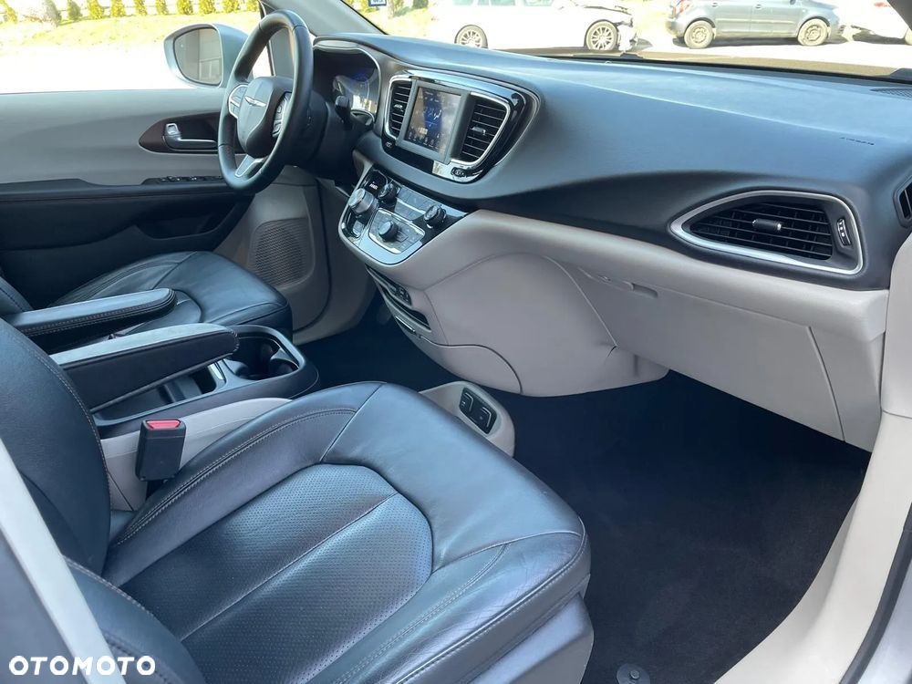Chrysler Pacifica - 23
