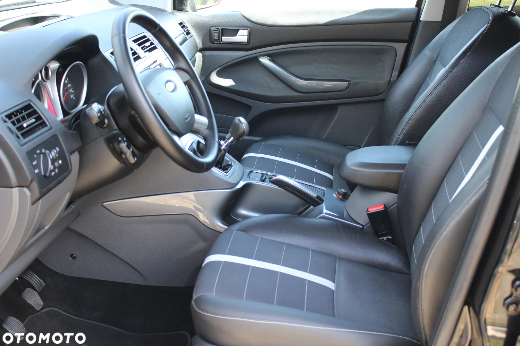 Ford Kuga 2.0 TDCi 4x4 Titanium - 27