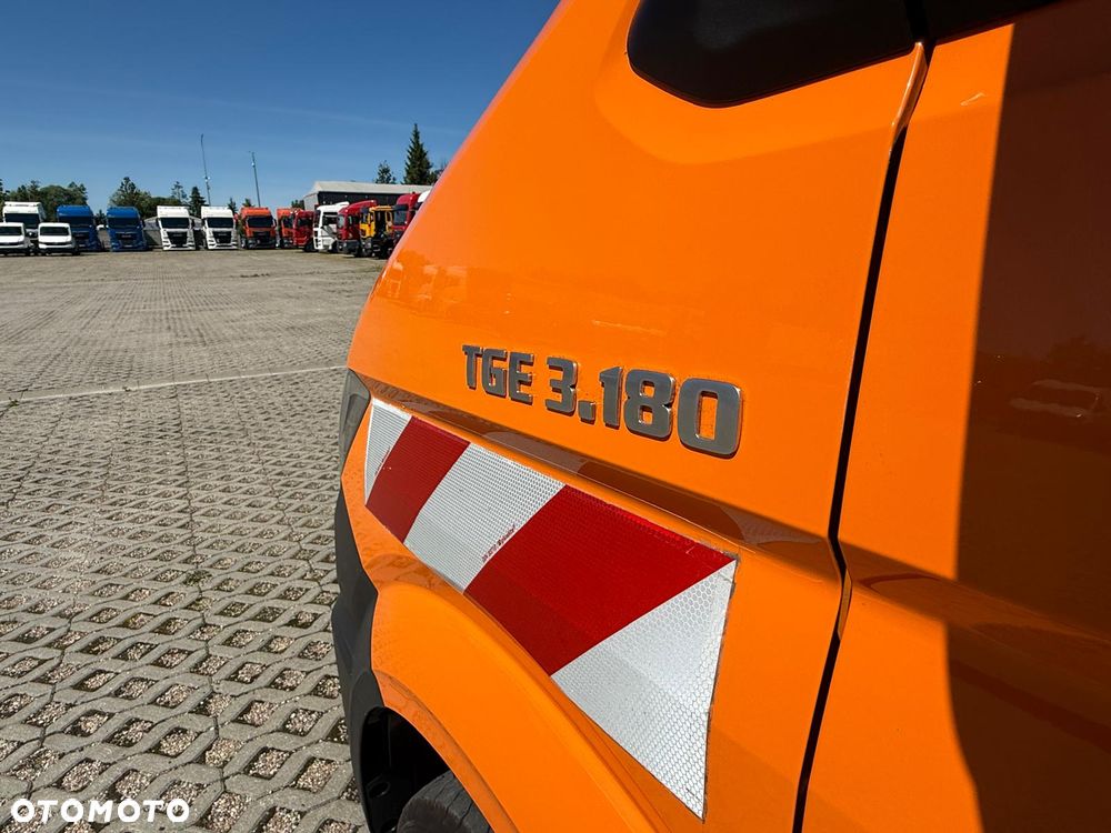 MAN TGE 3.180 DOKA - Tył napęd 6-osobowa - 9