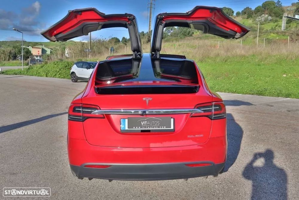 Tesla Model X - 21