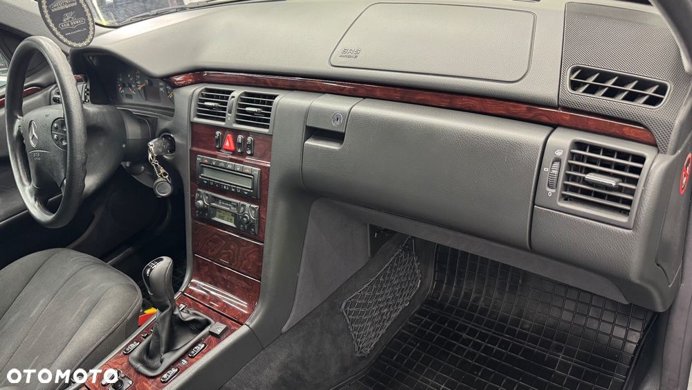 Mercedes-Benz Klasa E 200 Kompressor Classic - 18