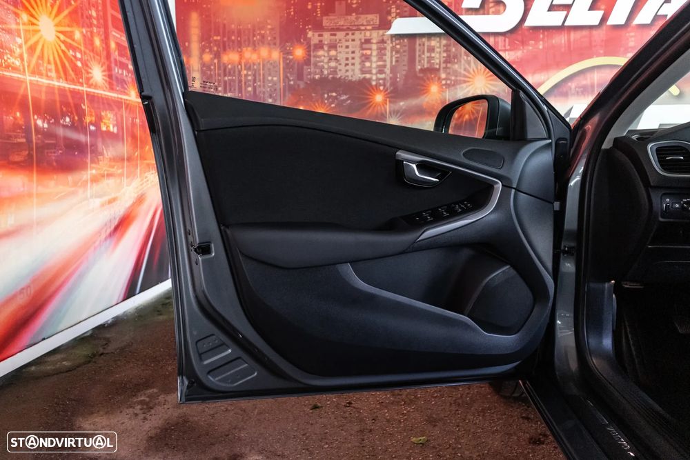 Volvo V40 2.0 D3 Momentum - 11