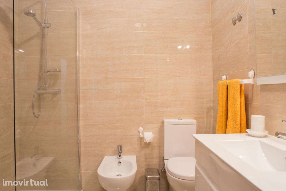 Quarto - localizado em Matosinhos Porto - Grande imagem: 2/22