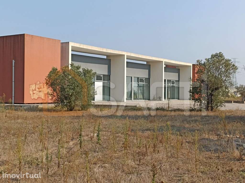 Salão de festas inacabado, com terreno de 25300m2 - Grande imagem: 2/13