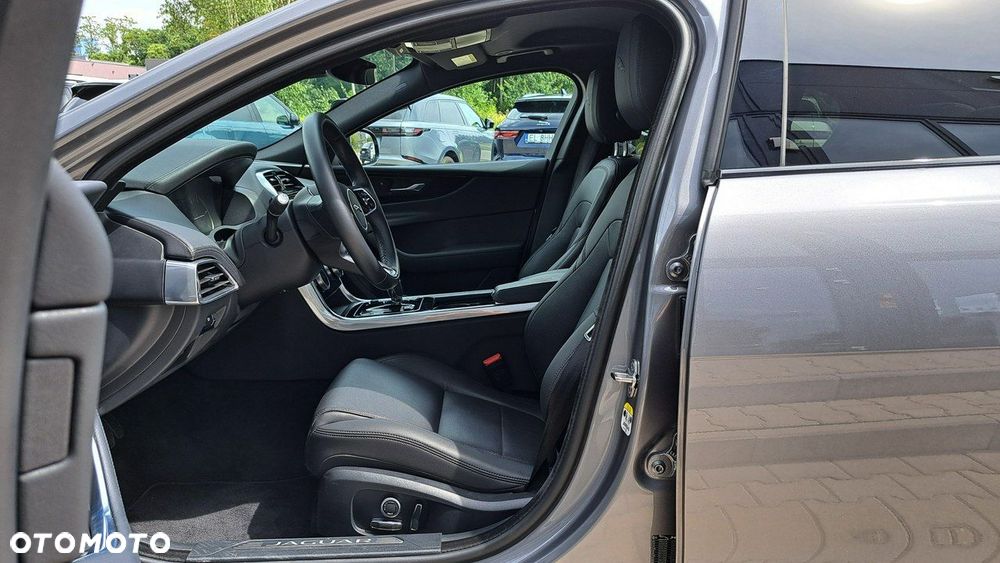 Jaguar XE - 16