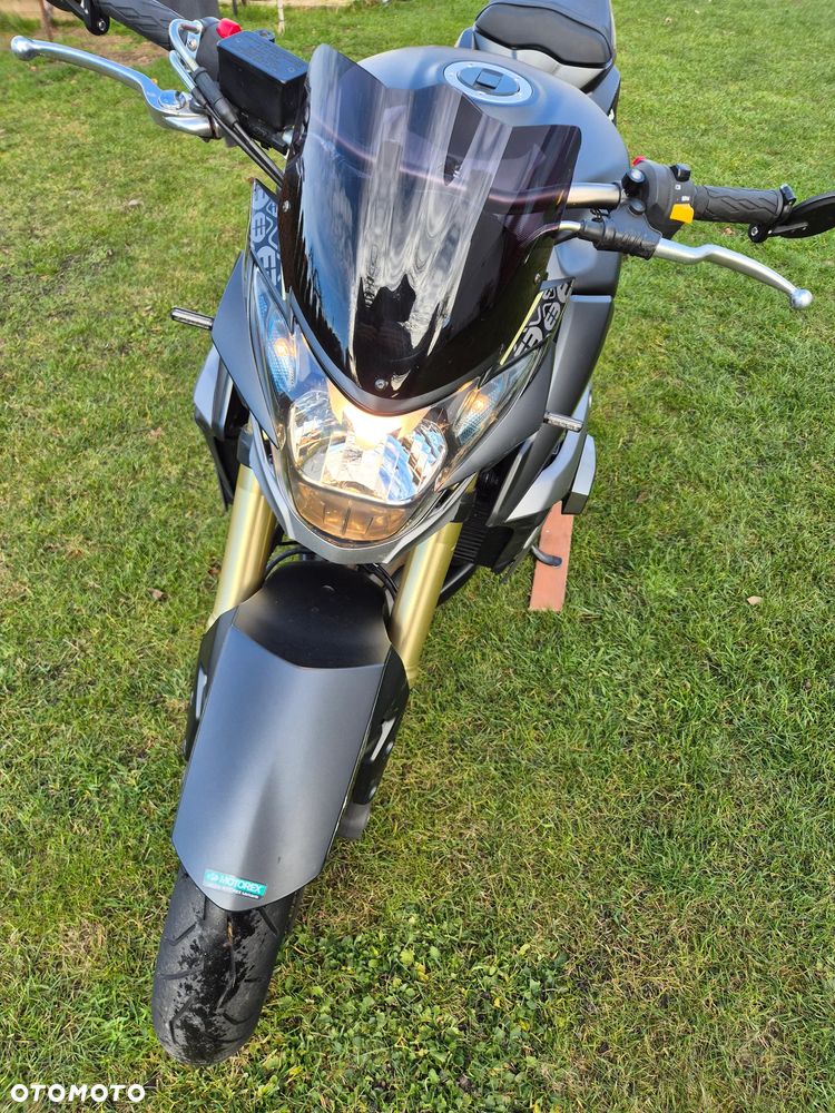 Suzuki GSR - 4