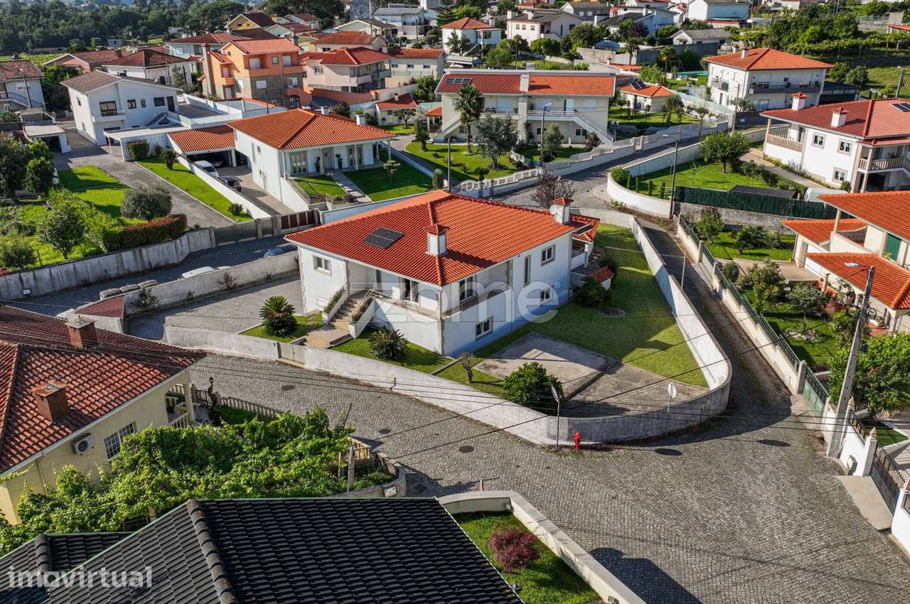 Moradia T3 individual com jardim e churrasqueira em Santo Tirso - Grande imagem: 2/54
