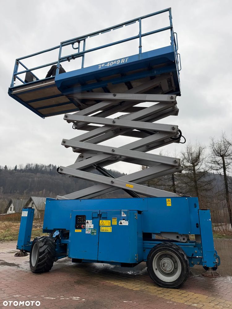 Genie Zwyżka Terenowa GS-4069RT Podnośnik Nożycowy Dźwig 14,5 metra jak Nowa z salonu! 960 mtg. 2013 rok, Pochodzi z Norweskiego urzędu Komuny. Zadbana! 4x4 Silnik Kubota. Zero Luzów i wycieków. Aktualne Serwisy DEKRA BMWT. Wysuwany Balkon. Sterowana z dołu i góry. Okazja Tanio !! Dokumentacja! Bez DPF, adBLUE - 26