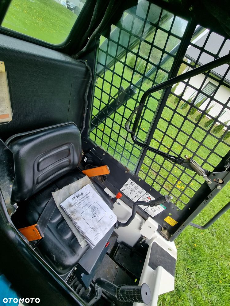 Bobcat S70 Mini-ładowarka 4x4 wózek terenowy. Łyżka! Wyjścia Hydrauliczne pod urządzenia z przodu! 2018 rok prod. 564 MTG. aktualne serwisy DEKRA. Dokumentacja. silnik Kubota 3cyl. Maszyna Jak Nowa z Salonu! Pochodzi z Norweskiego Gospodarstwa! Zero luzów i wycieków. Bardzo mocna i wydajna maszyna o małych gabarytach! Wąska miesci się do najbardziej trudno dostępnych miejsc! Idealna do stajni. OKAZJA TANIO. Szybki i zwinny sprzęt potężna moc - 6