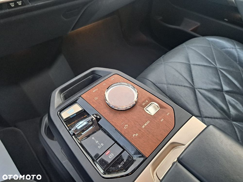 BMW iX xDrive40 76.6kWh Signature - 10