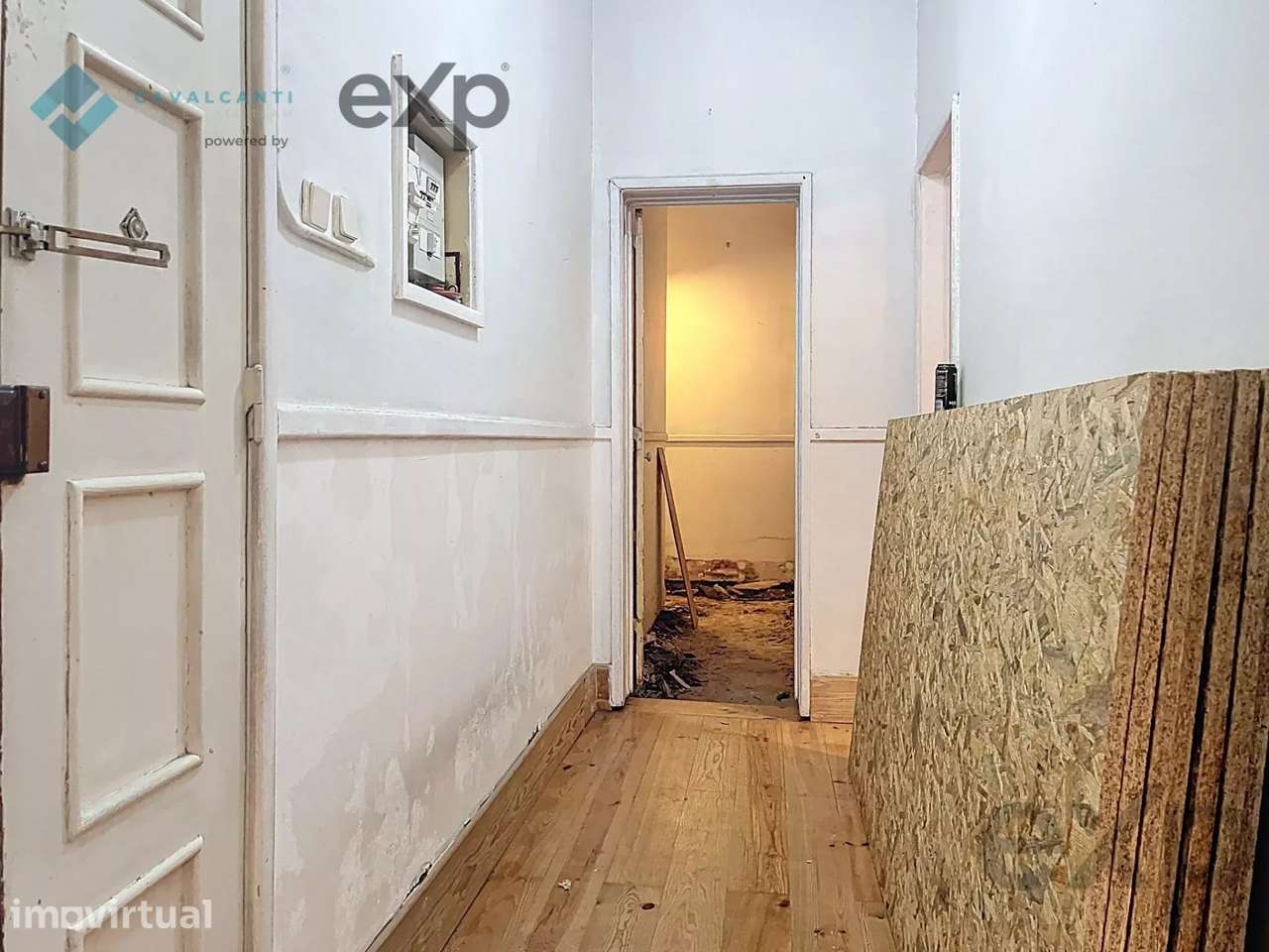 T3 com charme e logradouro Para Remodelar – Lisboa - Grande imagem: 2/53
