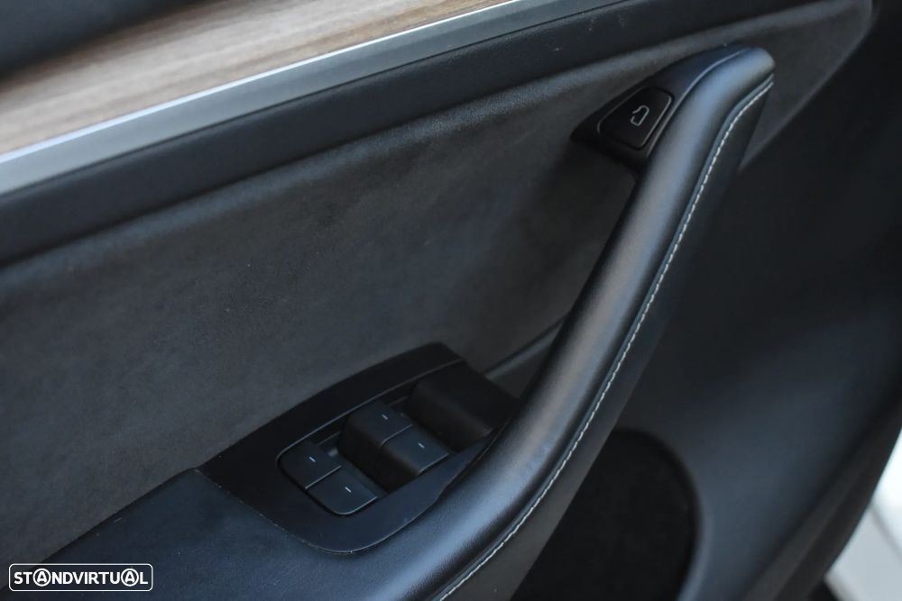 Tesla Model Y Performance Dual Motor AWD - 26