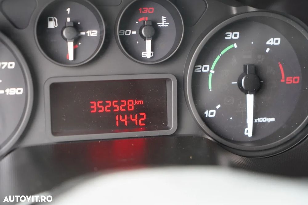 Iveco DAILY 65-170 / ȘASIU CU CABINĂ - 3,8 M / MANUALĂ / ROȚI SPATE DUBLE / 3 LOCURI / TAPIȚERIE DIN PIELE / IMPORTAT / - 36