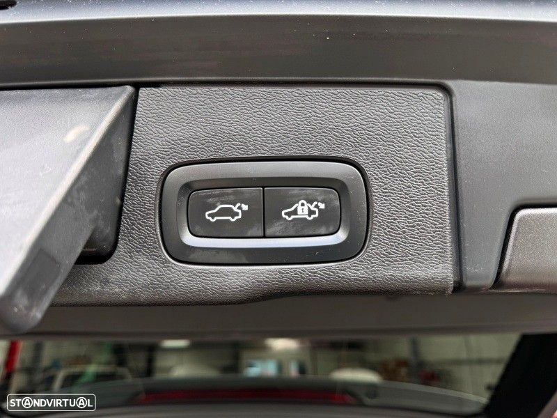 Volvo XC 60 2.0 T8 PHEV R-Design AWD - 46