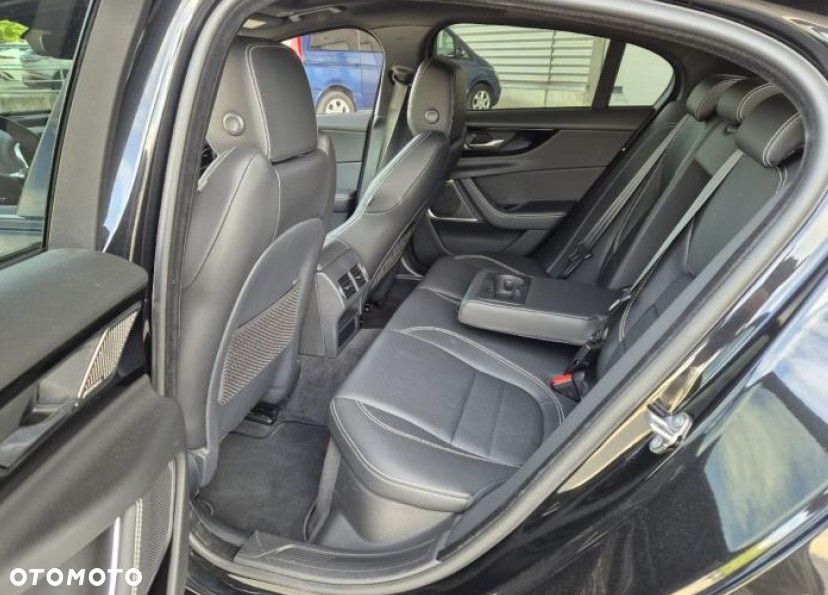 Jaguar XE 2.0 D180 R-Dynamic HSE - 11