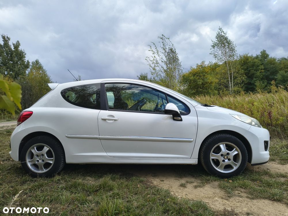 Peugeot 207 2011 photo 3