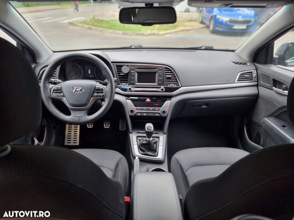 Hyundai Elantra 1.6 CRDI Highway - 12