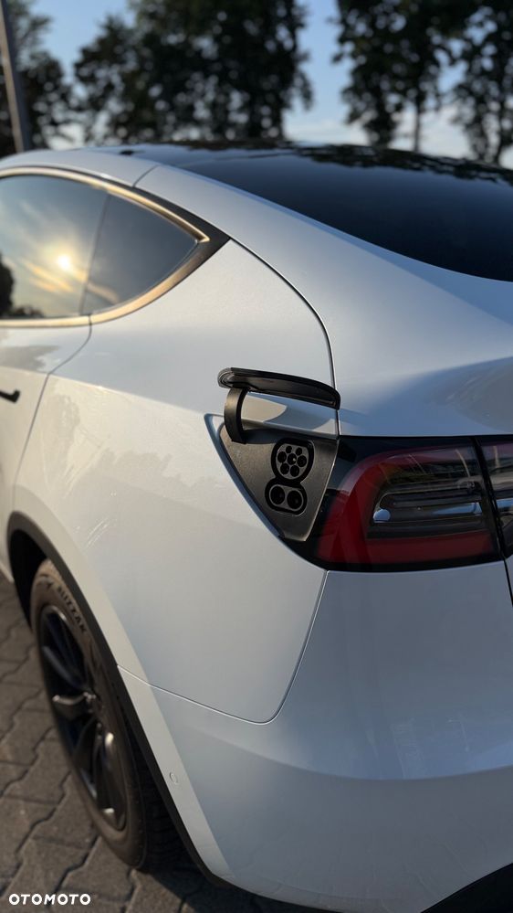 Tesla Model Y Long Range AWD - 4