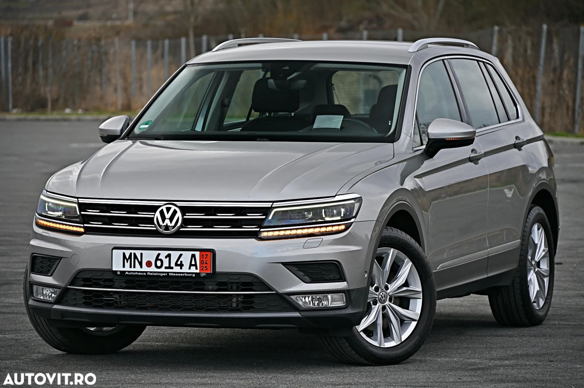 Volkswagen Tiguan - 1