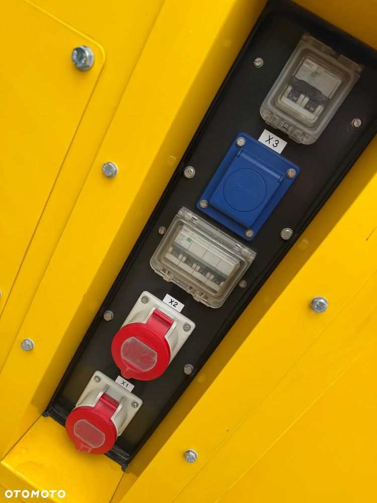 Atlas Copco QES 9 Agregat Prądotwórczy Generator prądu Wyciszony.  2018 rok. Silnik KUBOTA 3 cylindry. Agregat do pracy ciągłej. 2 x 400 VOLT oraz 230. Agregat w Bardzo ładnym stanie jak z Salonu. Sprowadzony z Norwegii. Agregat posiada bardzo dużo zabezpieczeń prądowych. Bezpieczna maszyna! Prądnica MECCALTE ECP3 1L4 najlepsza marka światowa! OKAZJA TANIO Profesjonalny przemysłowy sprzęt! Dokumenty inst. obsługi - 37