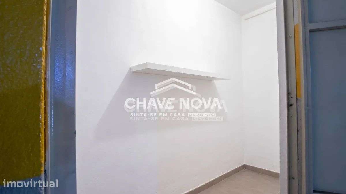 Apartamento T2, em Pedroso, com duas varandas, garagem e arrumos - Grande imagem: 5/30