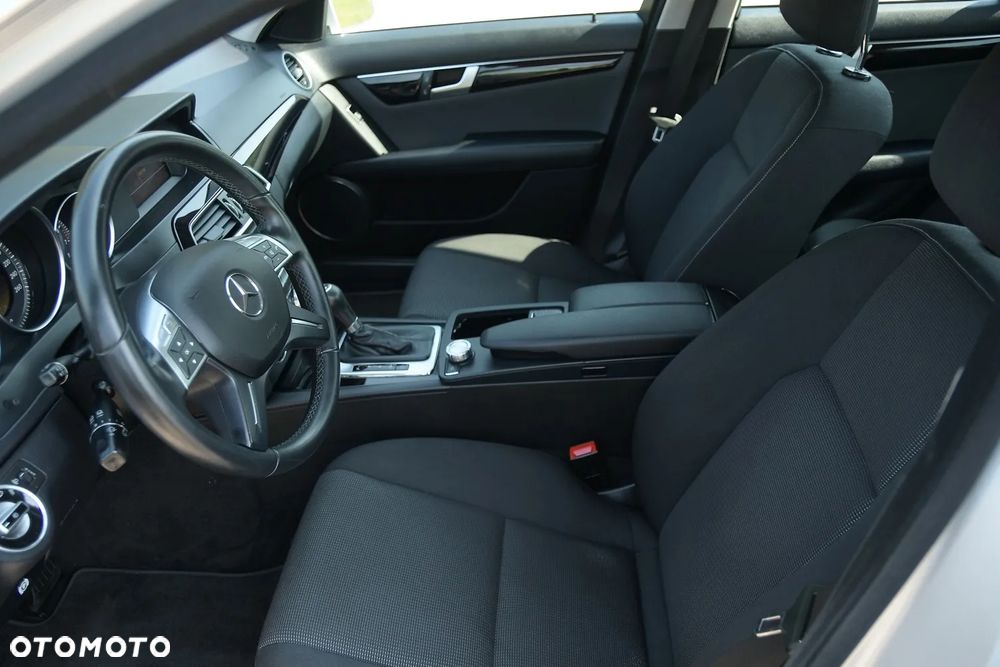 Mercedes-Benz Klasa C 180 CGI Automatik BlueEFFICIENCY Elegance - 22