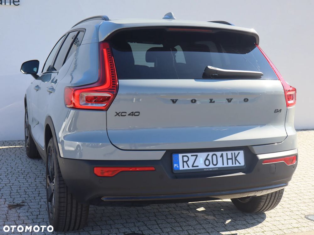 Volvo XC 40 B4 Plus Black Edition - 5