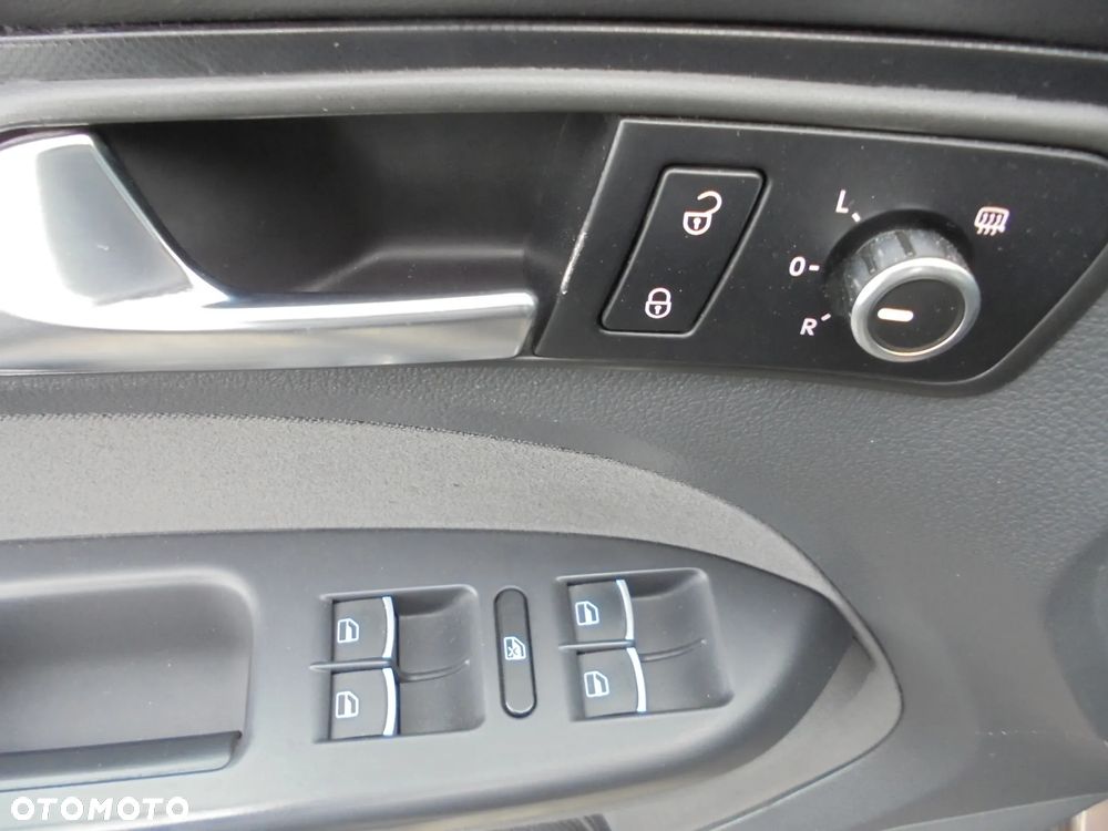 Volkswagen Touran 2.0 TDI DPF BlueMotion Technology DSG Highline - 9