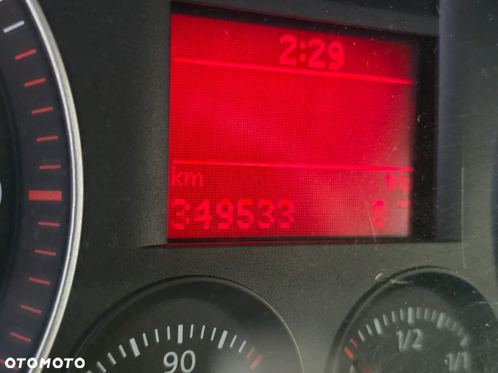 Volkswagen Touran - 12