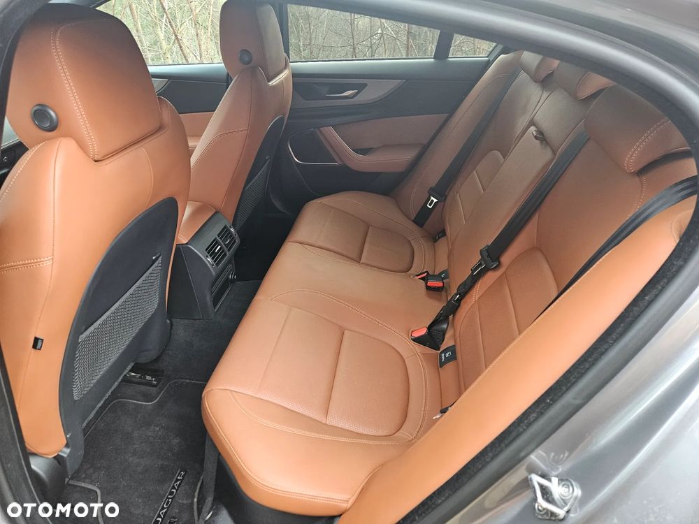 Jaguar XE 2.0 P250 SE - 11