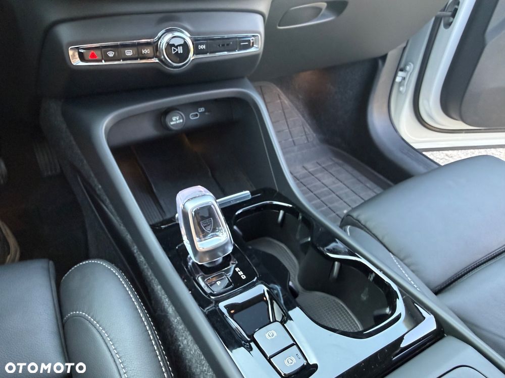 Volvo XC 40 B5 B AWD Ultimate Dark - 28