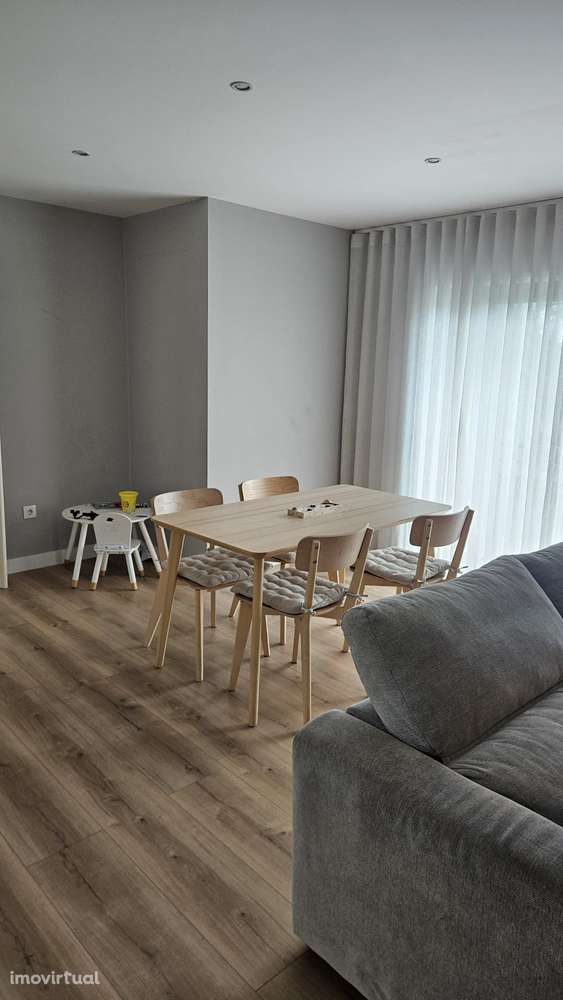 T2 Mobilado com Varanda e Garagem — Disponível a partir de 06/06/2026 - Grande imagem: 2/11