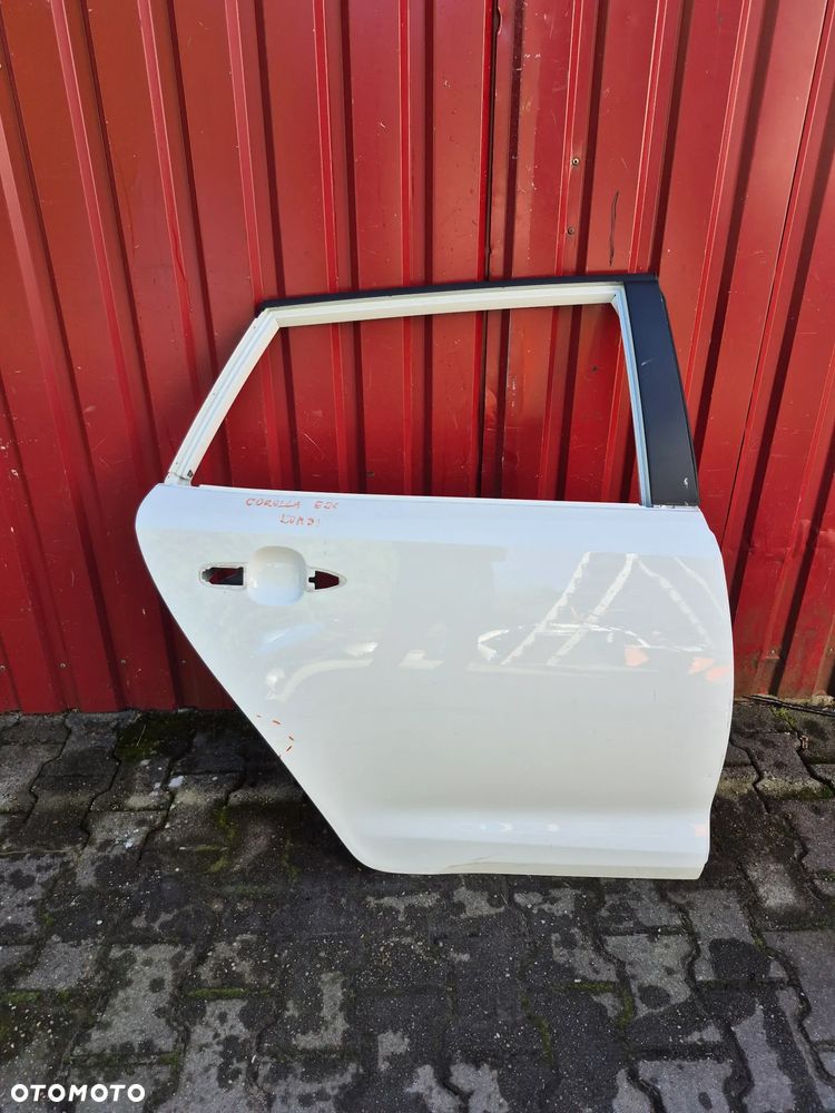 Toyota Corolla E21 kombi prawe drzwi 24154014
