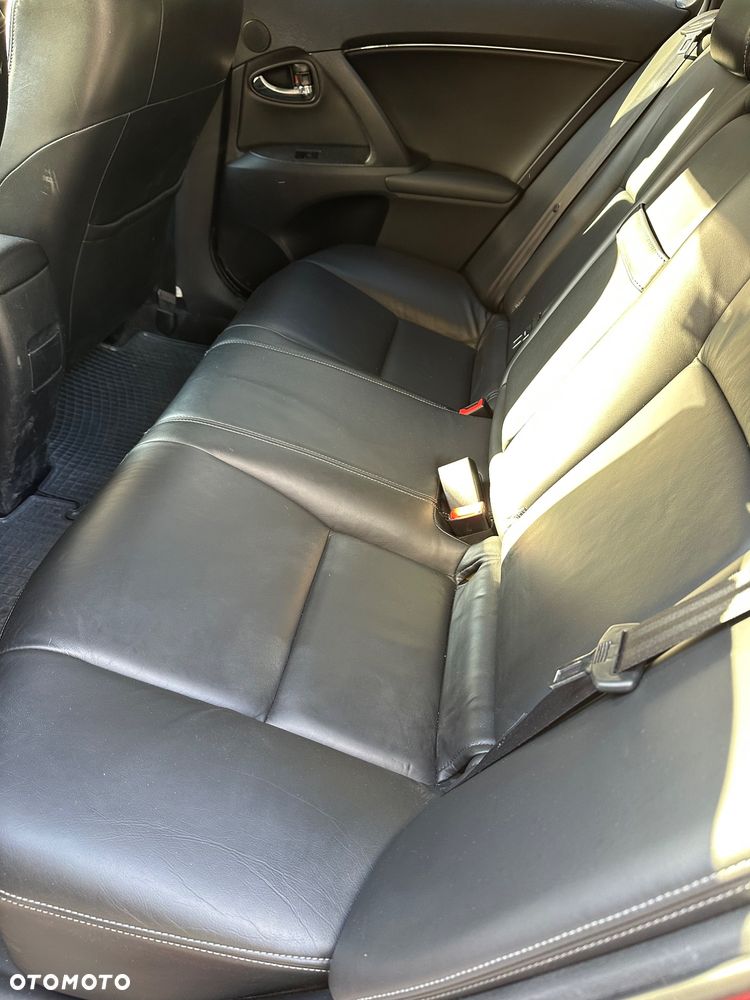 Toyota Avensis 2.0 Premium - 32