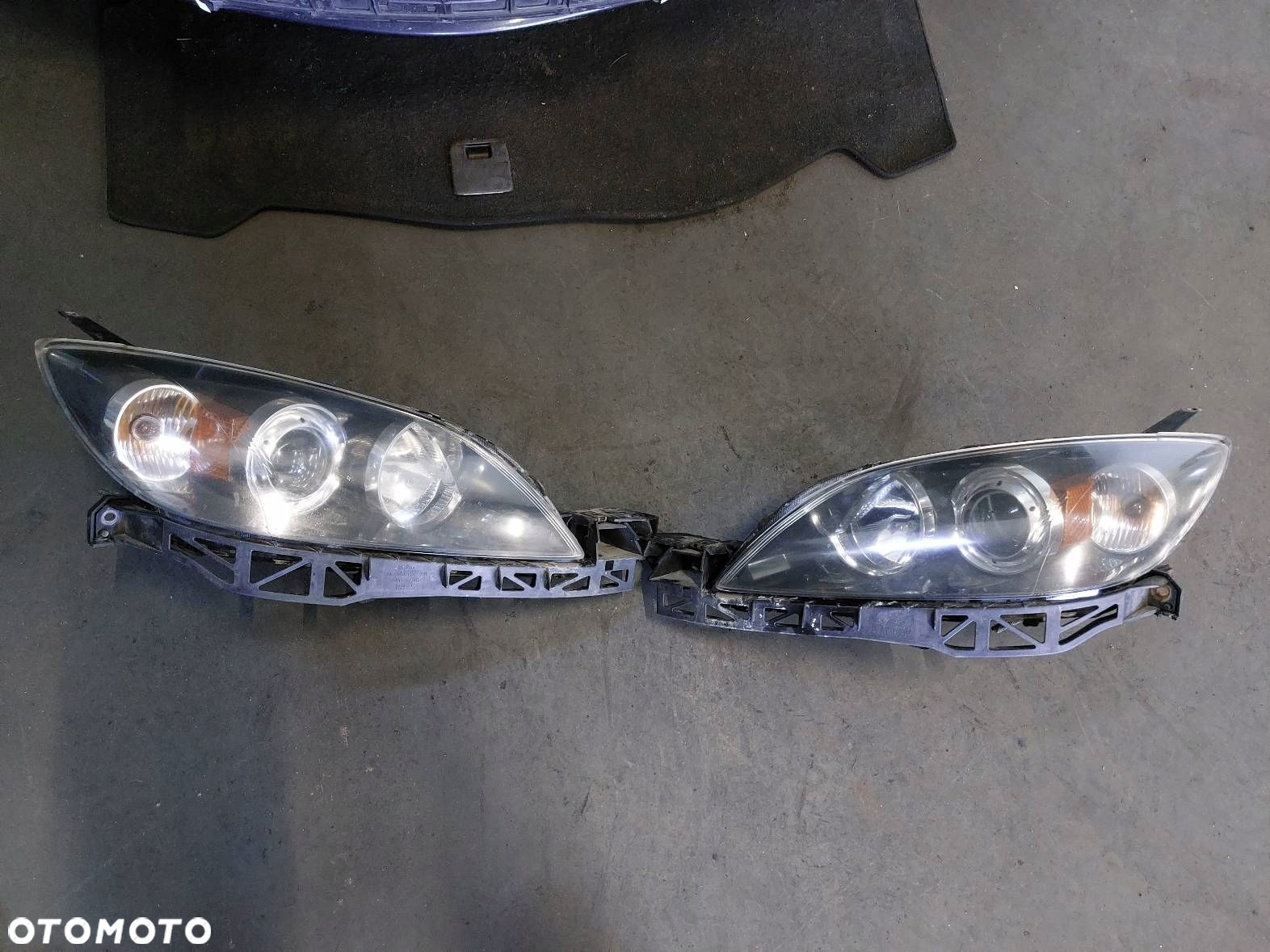 ZDERZAK LAMPA PRAWY + LEWY PRZÓD PAS PRZEDNI MAZDA 3 I 16W - 2