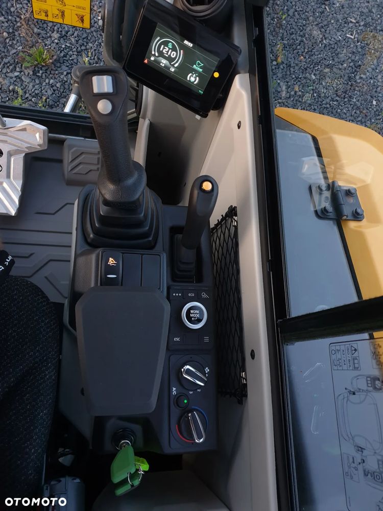 Volvo ECR40F KLIMATYZACJA NOWA DOSTĘPNA OD RĘKI, SZYBKOZŁĄCZE, DŁUGIE RAMIĘ, OBRÓT W OBRYSIE, ŁYŻKI: 300, 600, 1200MM SKARPOWA HYDRAULICZNA STEROWANA Z JOYSTICKA, PŁYWAJĄCY LEMIESZ SPYCHARKOWY - 38