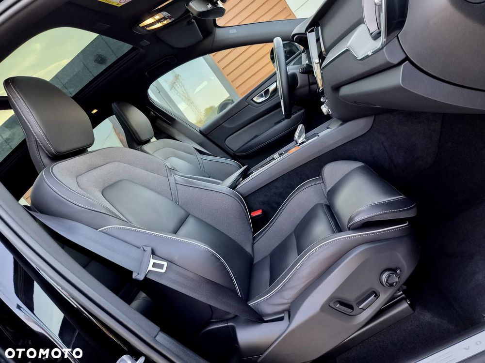 Volvo XC 60 B4 D Plus Dark - 11