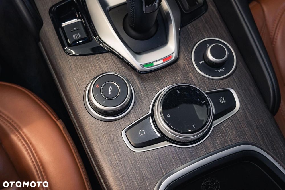 Alfa Romeo Giulia 2.0 Turbo Veloce Q4 - 25