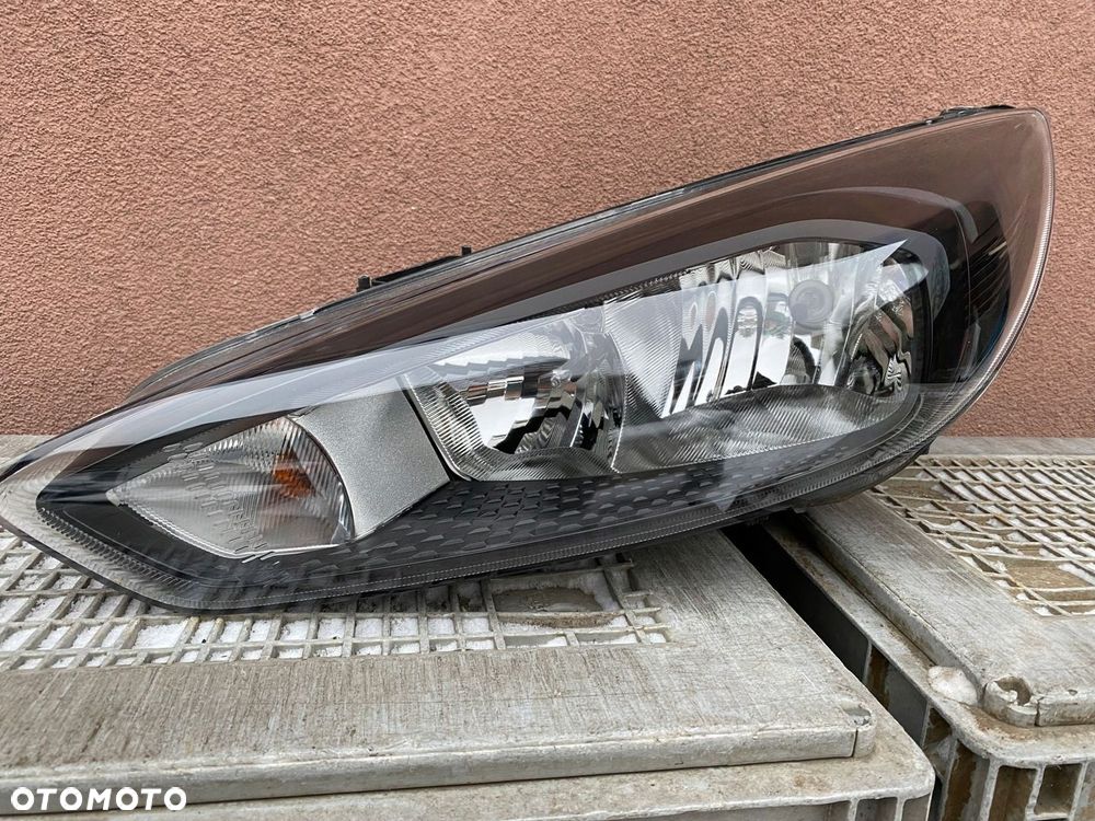 LAMPA focus III lift czarna lewa eu - 1